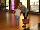 Deborah Secco passeia com sobrinha de Roger em shopping do Rio