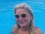 Vera Fischer posa de roupa dourada na piscina: 'Adoro um brilho'