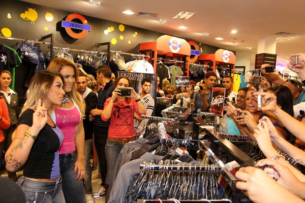 Geisy Arruda e Dani Bolina param shopping em São Paulo (Foto: Danilo Carvalho)