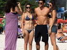 Bruno Gissoni mostra tanquinho e é tietado por fãs em praia do Rio
