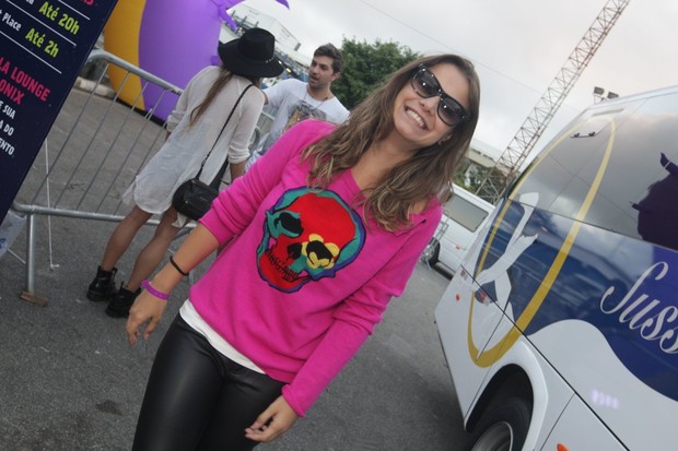  Milena Toscano curte primeiro dia do LollaPalooza em SP (Foto: Leo Franco e Thiago Duran/AgNews)
