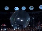 Luan Santana desliza em 'bolha' sobre mar de fãs em show