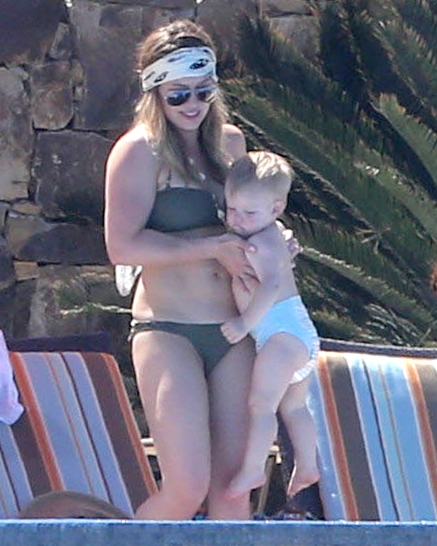 Hilary Duff com o filho Luca em Cabo de San Lucas, no México (Foto: Grosby Group/ Agência)