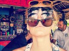 Bar Refaeli se diverte com quatro óculos de sol no rosto