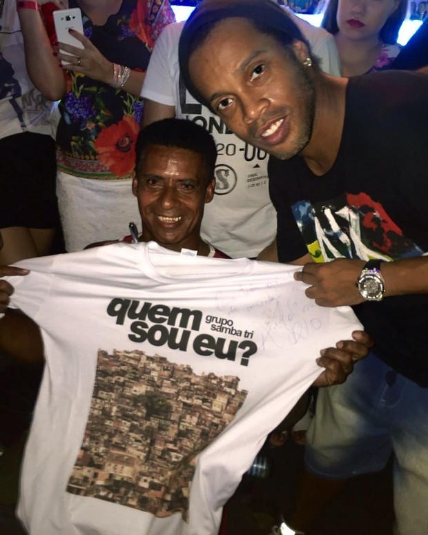 Ronaldinho Gaúcho com fã na micareta Fortal, em Fortaleza (Foto: Divulgação)