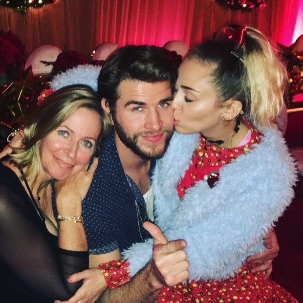 Liam Hemsworth posa ao lado da mãe e de Miley Cyrus (Foto: Reprodução/Instagram)