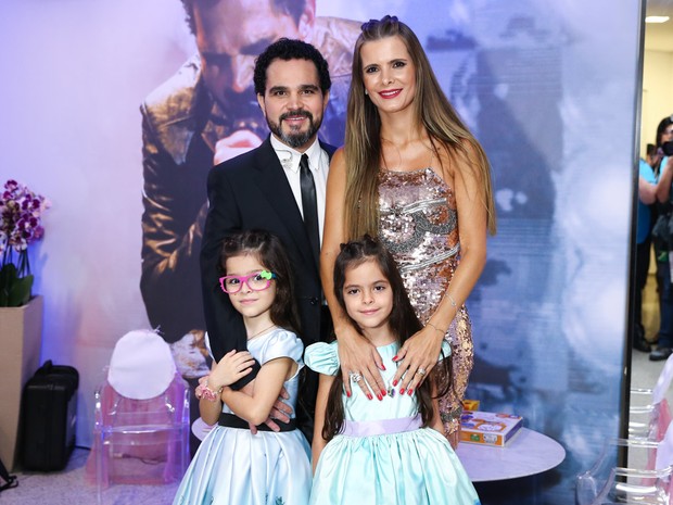 Luciano com a mulher, Flávia Fonseca, e as filhas, Isabella e Helena, em show em São Paulo (Foto: Manuela Scarpa/ Brazil News)