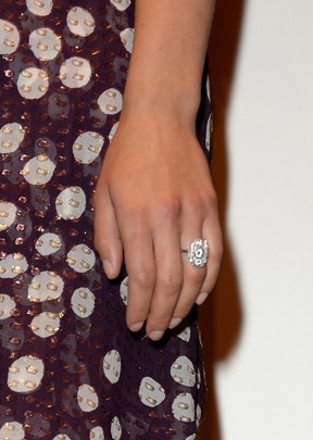 Detalhe do anel de Scarlett Johansson durante o festival de cinema de Toronto, no Canadá (Foto: Jason Merritt/ Getty Images/ AFP)