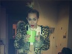 Com cigarro na mão, Miley Cyrus comemora turnê com bons drinks