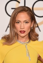 Jennifer Lopez usa fenda poderosa e capricha nas joias com diamantes

