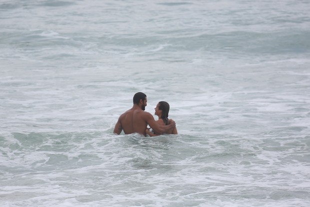Aryane Steinkopf e Beto Malfacini  na praia de Grumari, RJ (Foto: Dilson Silva / Agnews)