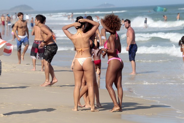Bailarinas do Faustão como Ivi Pizzott e Gabriela Cardoso na praia (Foto: Wallace Barbosa / AgNews)