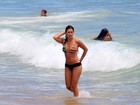 Fernanda Paes Leme vai à praia e mostra corpão