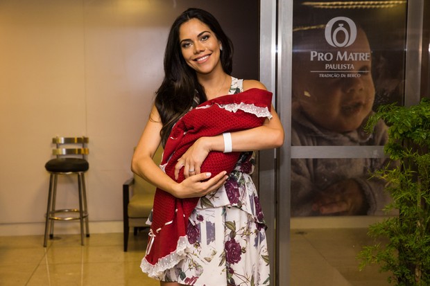 Daniela Albuquerque deixa maternidade com família (Foto: Manuela Scarpa/Photo Rio News)