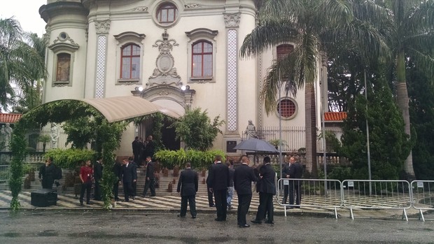Seguranças na porta da Igreja no Casamento do Thiaguinho e Fernanda Souza (Foto: Ego)