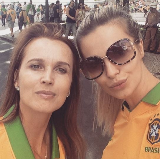 Veridiana Freitas  e mãe em manifestação (Foto: Instagram / Reprodução)