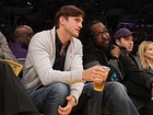 Ashton Kutcher bebe cerveja durante partida de basquete
