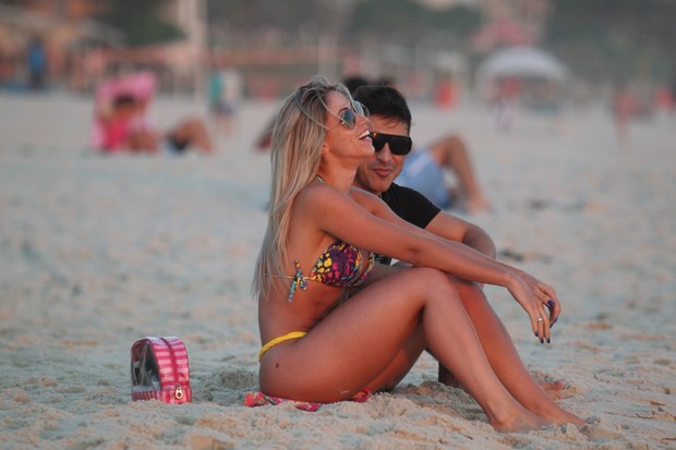 Carol Narizinho na praia da Barra (Foto: Dilson Silva / Agnews)