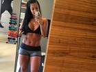 Ex-BBB Kelly exibe corpaço em selfie e fala sobre exercício aeróbico em jejum