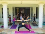 Thalita Lippi dá aula de ioga para  Maíra Charken na casa da mãe, Nádia