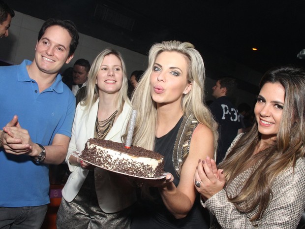 Veridiana Freitas comemora aniversário com amigos em boate na Zona Sul do Rio (Foto: Thyago Andrade/ Foto Rio News)
