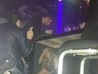 Lindsay Lohan se recusa a tirar fotos e se esconde debaixo da mesa do DJ