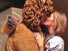 Gisele Bündchen beija o marido com fantasia: 'Me divertindo com meu leão'