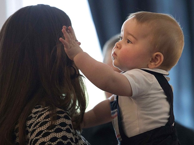 Kate Middleton com o filho, George, em Wellington, na Nova Zelândia (Foto: Marty Melville/ Reuters)