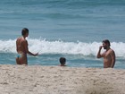 Sophie Charlotte e Daniel de Oliveira curtem dia de sol em praia do Rio