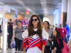 Izabel Goulart embarca com casaco estiloso em aeroporto no Rio 