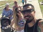 Aline Gotschalg e Fernando Medeiros levam filho para passear com os avós