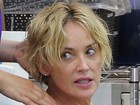 Sharon Stone aparece sem maquiagem em dia de beleza