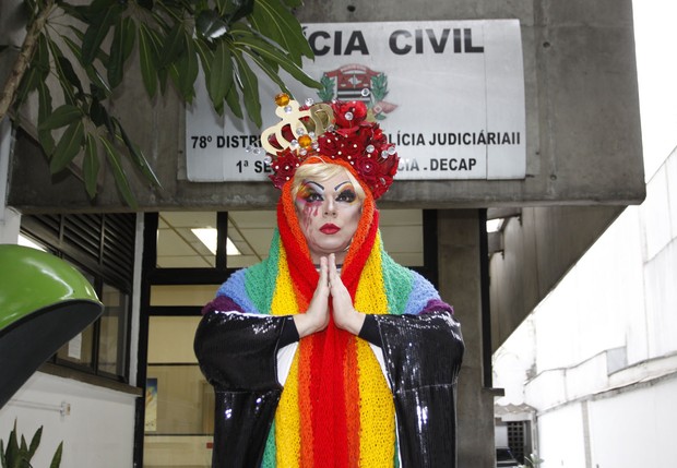 Tchaka, drag queen, na delegacia (Foto: Celso Tavares/EGO)