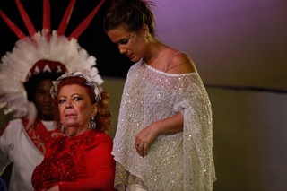 Beth Carvalho com a filha, Luana, na Marquês de Sapucaí (Foto: Anderson Barros / EGO)