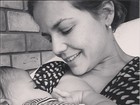 Nívea Stelmann posta foto amamentando a filha em rede social