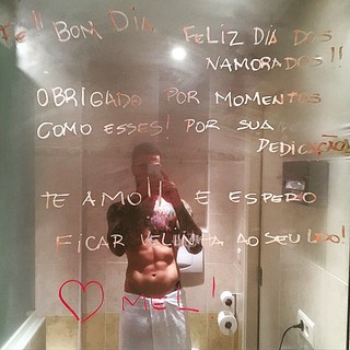  Felipe Titto mostra mensagem que recebeu da namorada e tanquinho (Foto: Reprodução/Instagram)