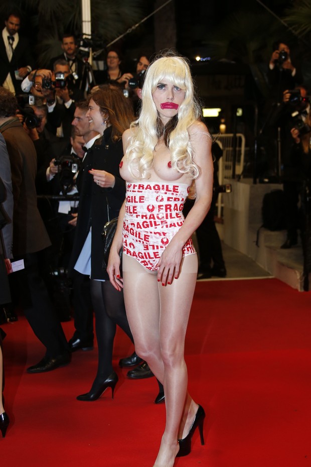 Mulher protesta no tapete vermelho em Cannes (Foto: Reuters)