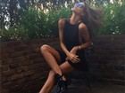 No Brasil, Izabel Goulart mostra as pernas e faz charme: 'De volta ao calor'