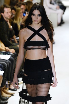 Kendall Jenner desfila na semana de moda de Paris na França (Foto: Bertrand Guay/ AFP)