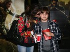 Isabelli Fontana beija o filho em sessão especial de filme