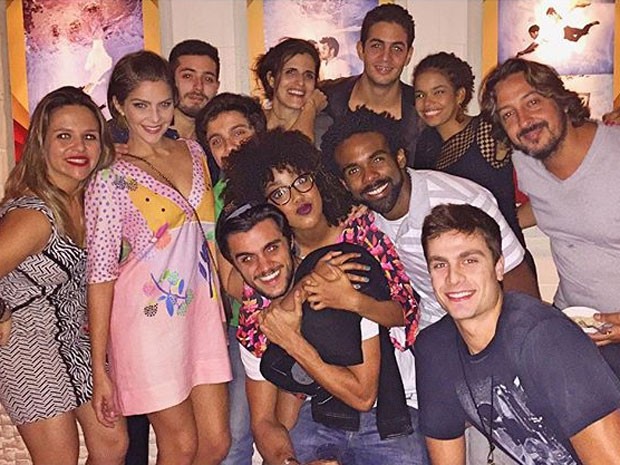 Isabella Santoni com Felipe Simas e mais colegas de Malhação em restaurante na Zona Oeste do Rio (Foto: Instagram/ Reprodução)