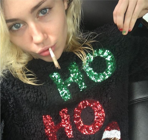Miley Cyrus com cigarrinho suspeito (Foto: Reprodução/Instagram)