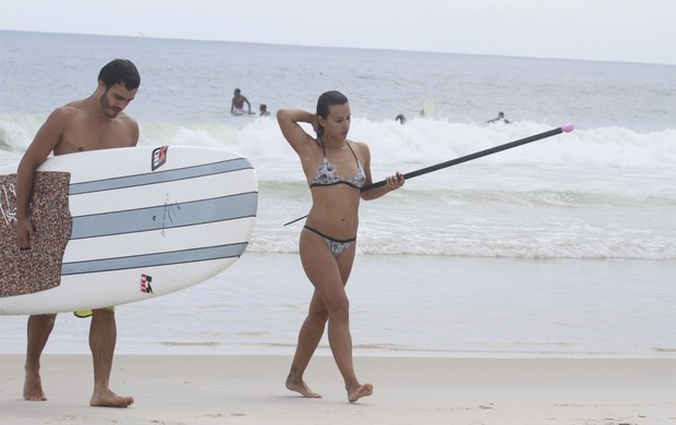 Thiago Rodrigues e Cristiane Dias fazem Stand Up Paddle (Foto: Dilson Silva / Agnews)