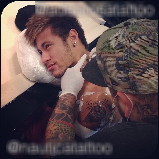 Neymar Jr. sendo tatuado (Foto: Instagram / Reprodução)