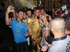 Cercado de seguranças, Ronaldo causa tumulto na chegada a desfile