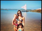 Alessandra Ambrósio passa férias em Pernambuco com os filhos