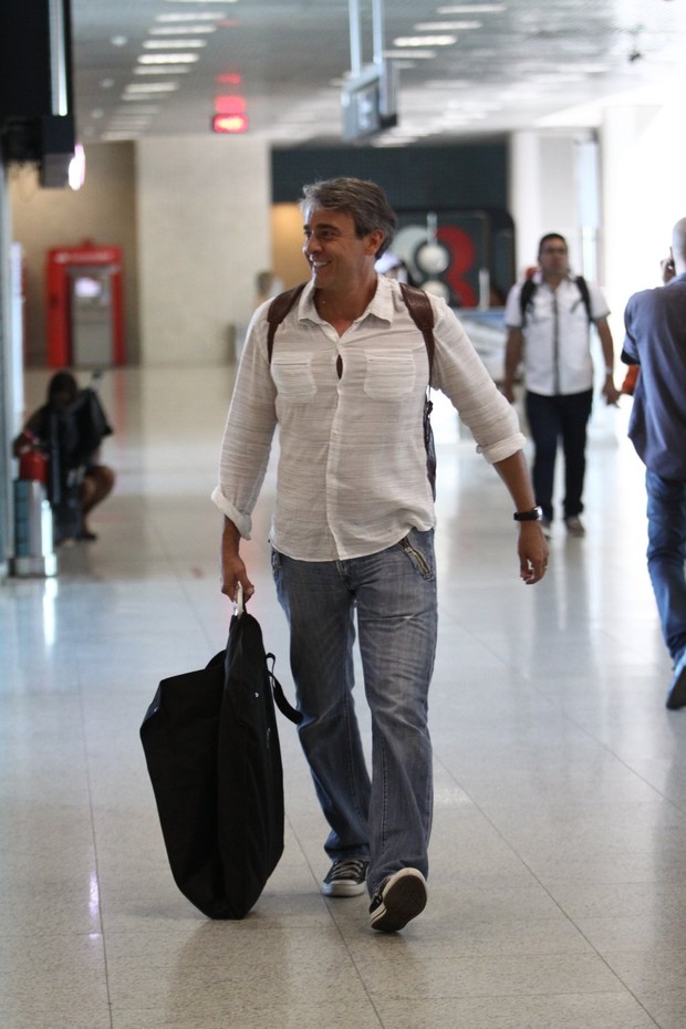 Alexandre Borges no aeroporto (Foto: Wagner Santos / Foto Rio News)