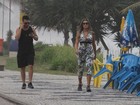 Ex-BBB Monique caminha em praia carioca