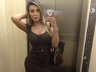 Andressa Urach exibe coxão sarado em elevador 
