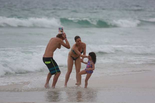Filhos de Letícia Spiller na praia (Foto: Dilson Silva / Agnews)